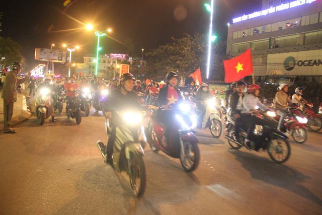 hang trieu nguoi do ve sau tran dau nhieu tuyen duong tac cung
