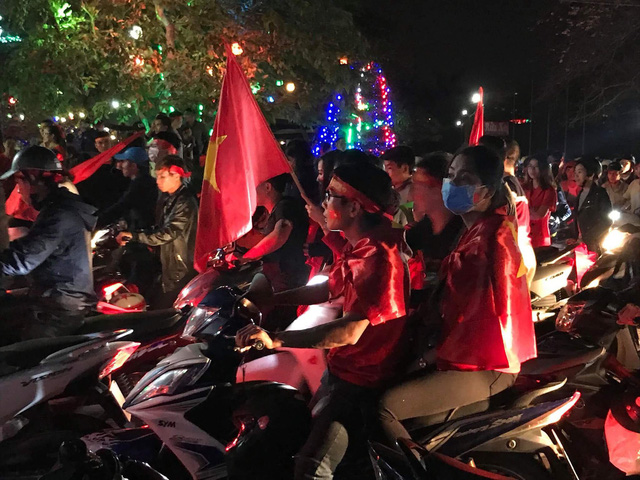 hang trieu nguoi do ve sau tran dau nhieu tuyen duong tac cung