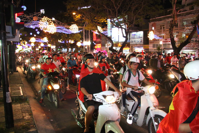 hang trieu nguoi do ve sau tran dau nhieu tuyen duong tac cung