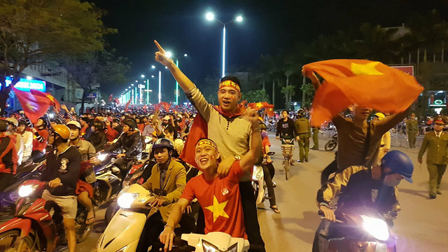 hang trieu nguoi do ve sau tran dau nhieu tuyen duong tac cung