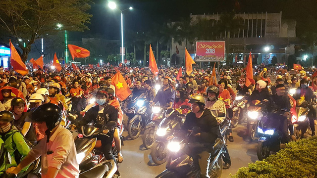 hang trieu nguoi do ve sau tran dau nhieu tuyen duong tac cung