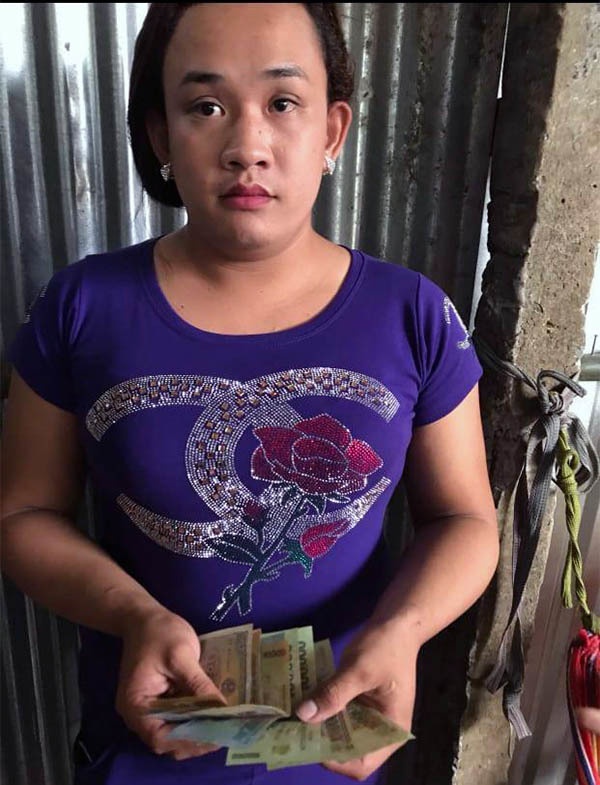 bat nhom chuyen gia gai vo kich duc cho khach de trom tai san