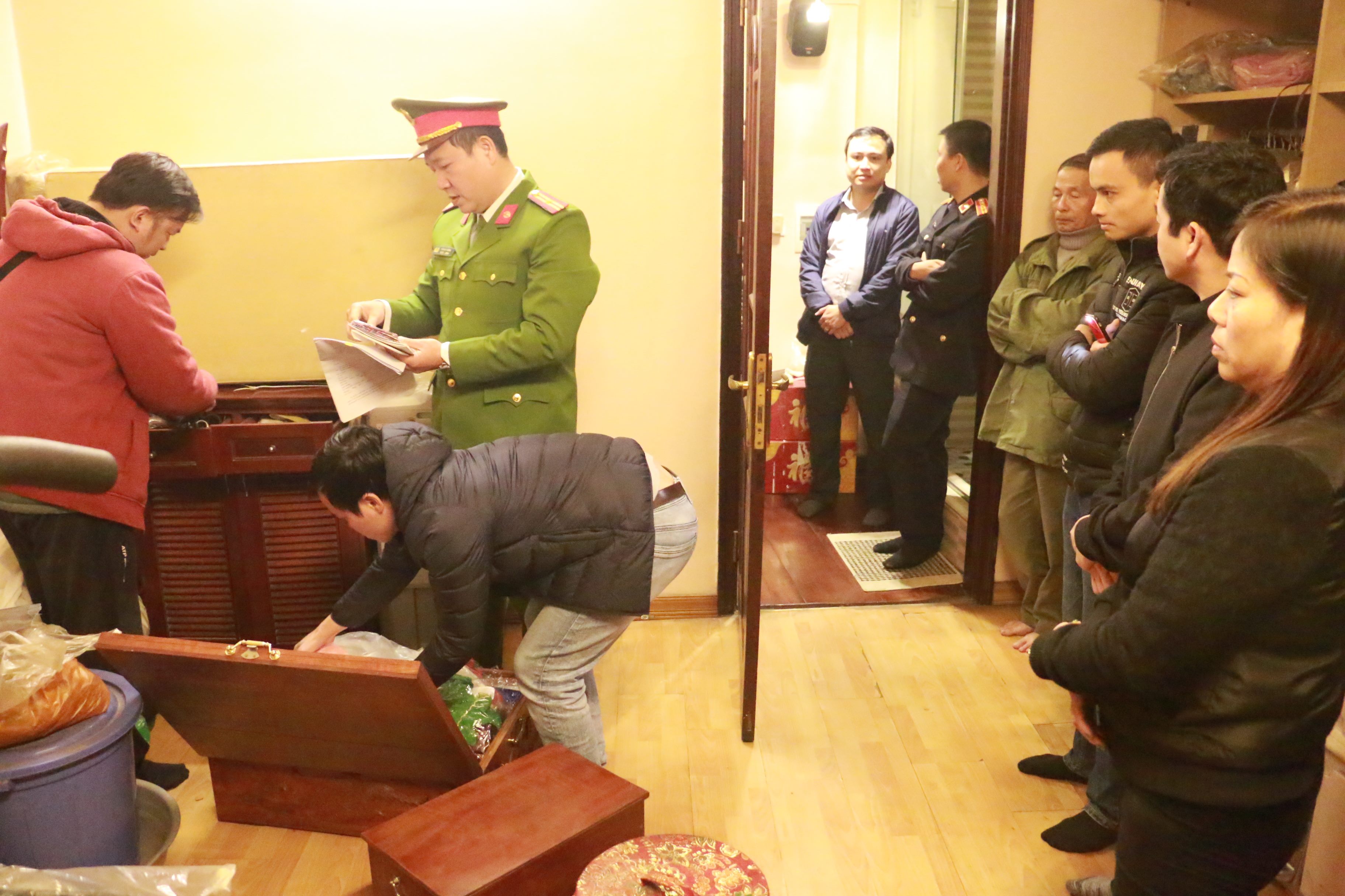 cong an ha noi kham xet nha hung kinh trum bao ke cho long bien
