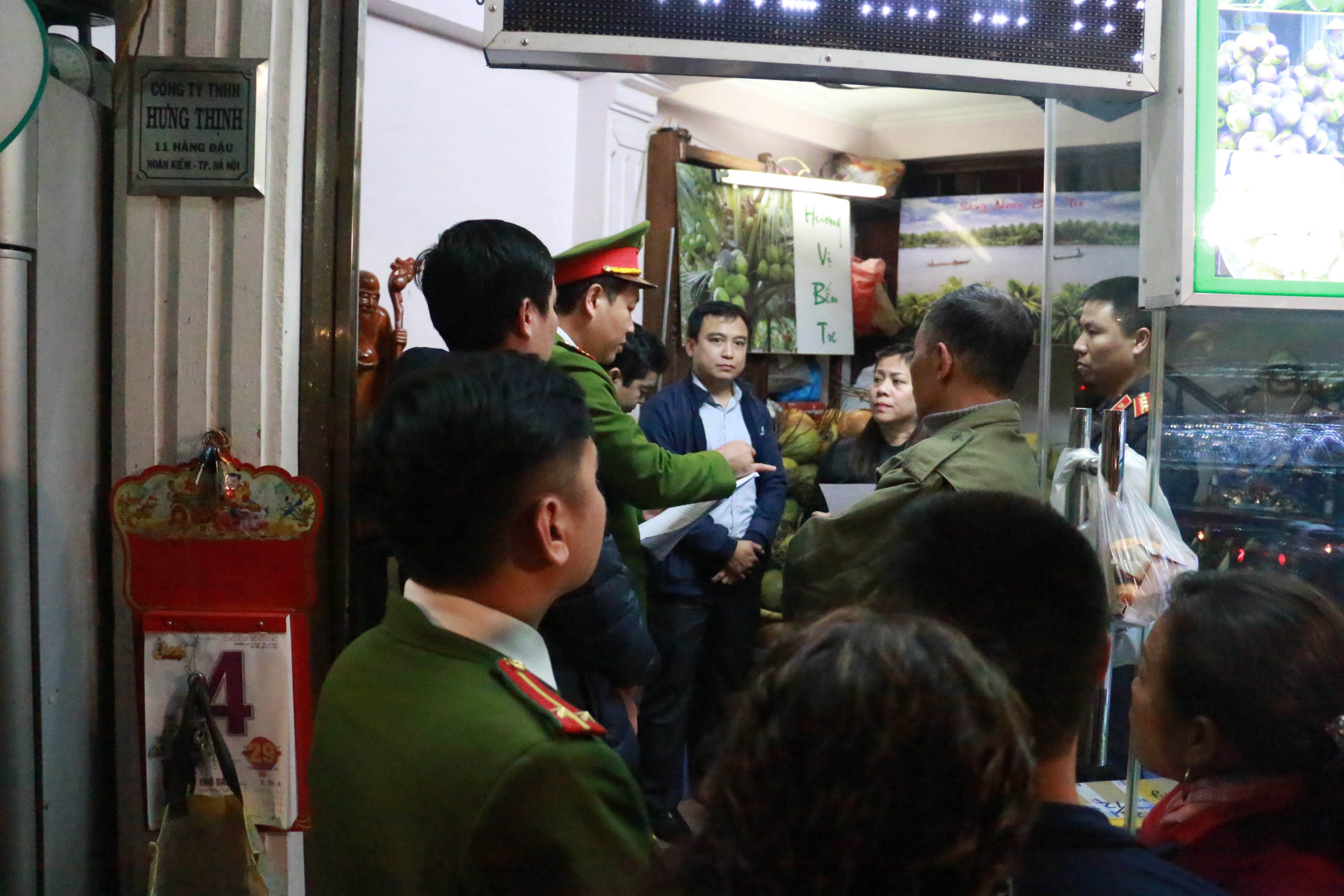 cong an ha noi kham xet nha hung kinh trum bao ke cho long bien