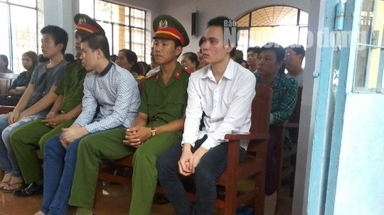 loi ke cua tai xe taxi thoat chet trong gang tac sau khi bi hanh khach cua co