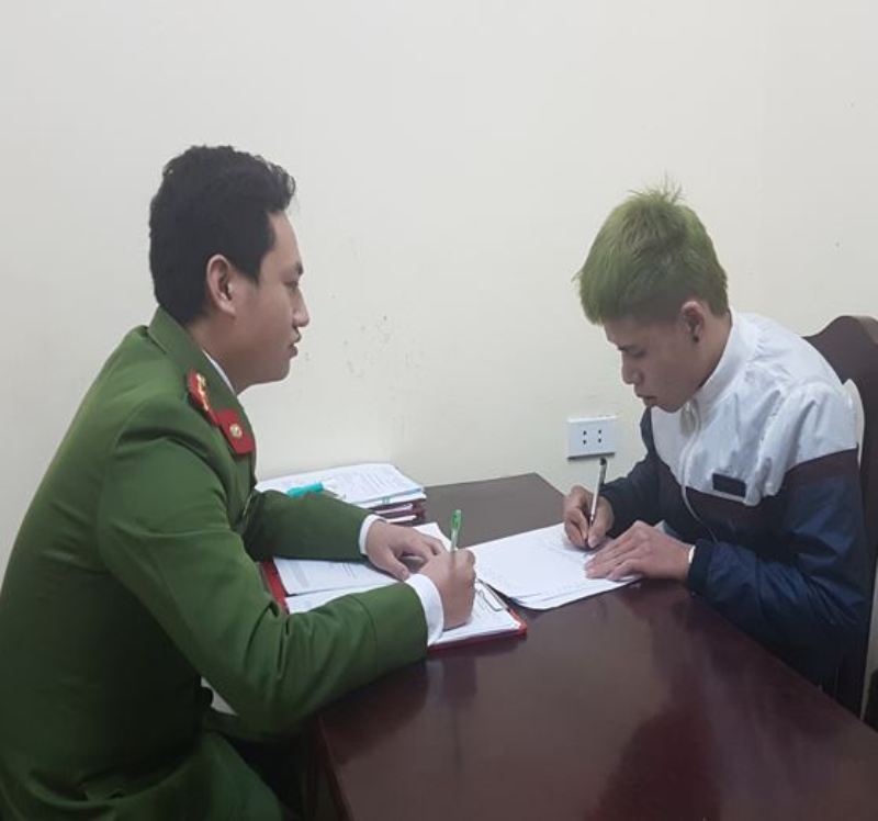 da tim ra doi tuong dung na cao su ban vao o to dang di chuyen tren ql21b