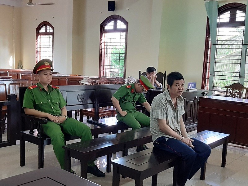 xu chung than ke dung bua giet vo roi day xuong song
