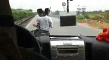 3 thanh nien khong mu bao hiem lang lach truoc dau xe oto co the bi xu ly the nao