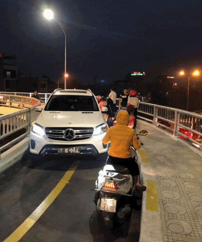 tai xe mercedes di vao cau danh cho xe may ha nh hung phu nu co the bi xu ly the nao