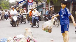 Ai có quyền phạt người tè bậy, vứt tàn thuốc bừa bãi