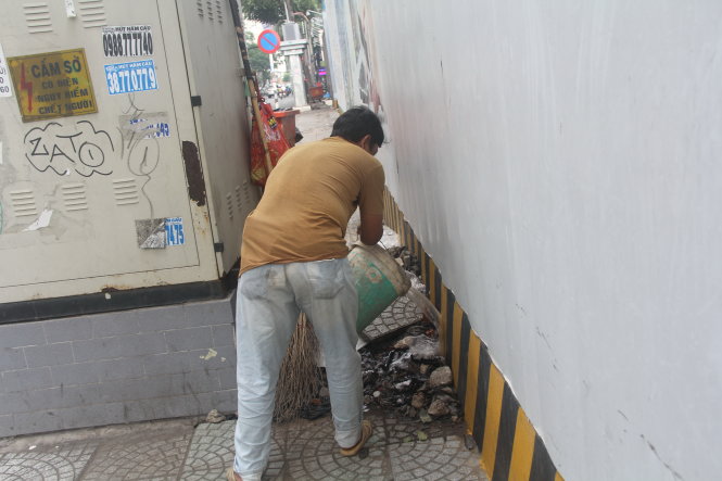 tieu bay tren duong vua nop phat vua di xin nuoc de rua