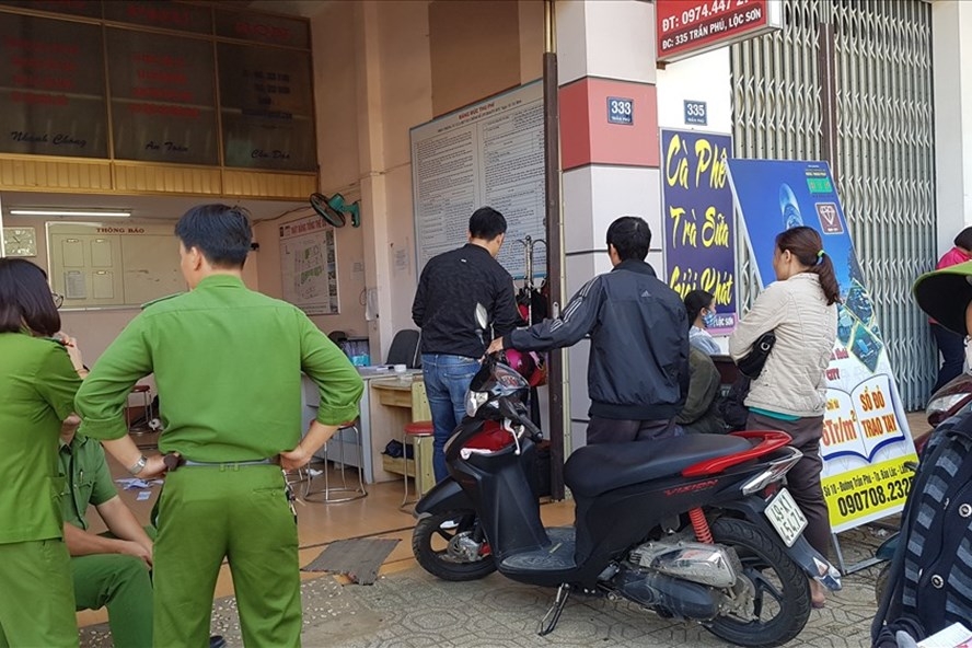 tam giu nguoi dan ong cam dao bua xong vao phong cong chung dap pha