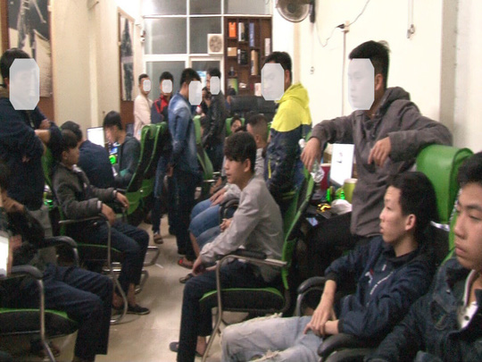 bat nhom doi tuong lap nhieu facebook de rao ban tien gia