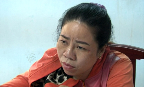 bon thanh nien bi nu chu quan ca phe bat nhot