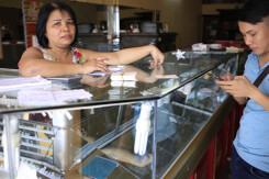Máu nghi phạm cướp tiệm vàng chảy đầy đường!