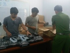 Kho hàng 'khủng' của 9X buôn bán súng, roi điện vùng ven