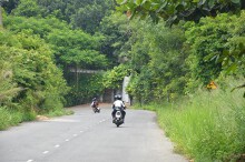 Dùng súng điện cướp xe máy giữa trưa ở Sài Gòn