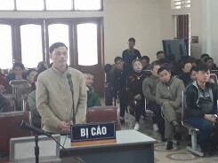 Trưởng công an dùng súng đạn cao su bắn chủ tịch khóc trước toà