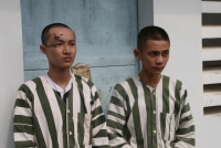 goc khuat sau phan doi nhung co gai ban hoa trong khu den do nhech nhac