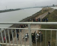 cam ma tau duoi chem xe khach tren quoc lo