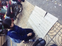 lam hoc sinh so den truong mot giao vien phai quy goi xin loi phu huynh