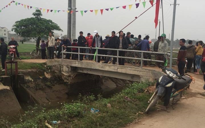 ha noi phat hien thi the can bo trai giam cung xe may sh duoi muong nuoc