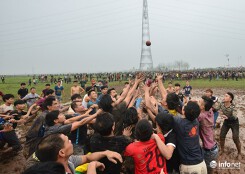 Hàng trăm trai làng lấm bùn 