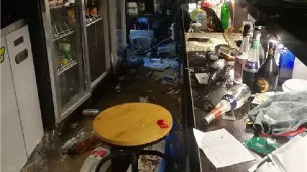bi giuc cuoi truoc tet chu quan bar noi doa dap pha cua hang
