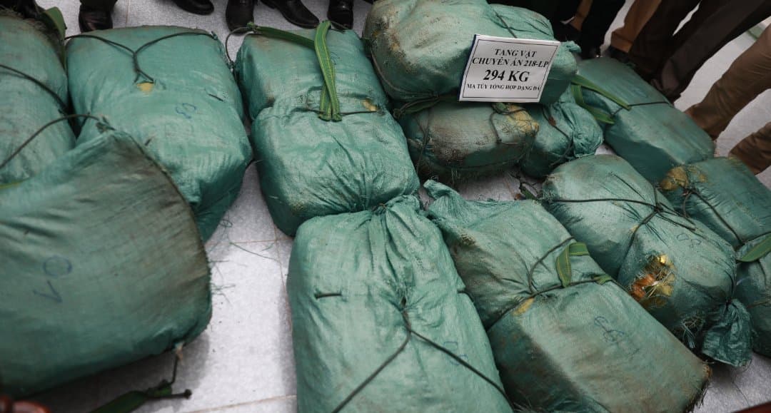 vu bat gan 300kg ma tuy cac doi tuong da dua ma tuy qua bien gioi nhu the nao