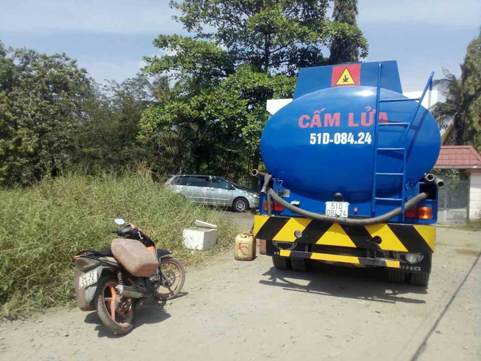 bat qua tang vu rut ruot xe bon xang dau gan tong kho xang dau cat lai