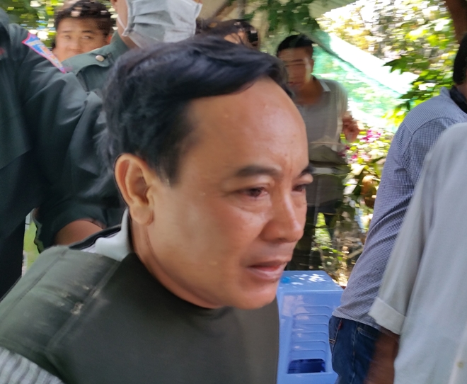nhan vien dam trong thuong truong phong tu phap huyen roi co thu trong nha