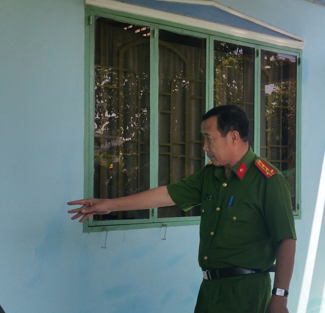 nhan vien dam trong thuong truong phong tu phap huyen roi co thu trong nha