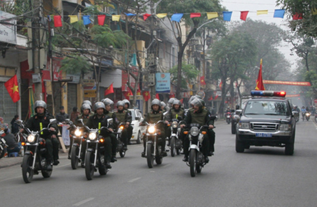 hanh hung to canh sat co dong mot doi tuong bi bat giu