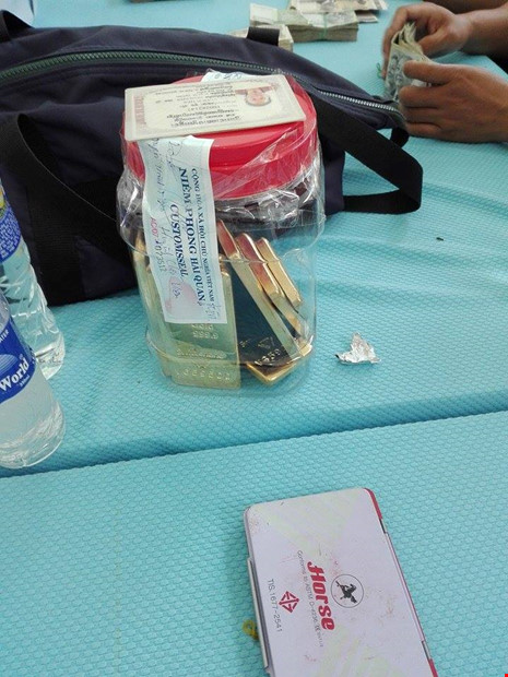 mot phu nu mang 8 kg nghi vang vao viet nam