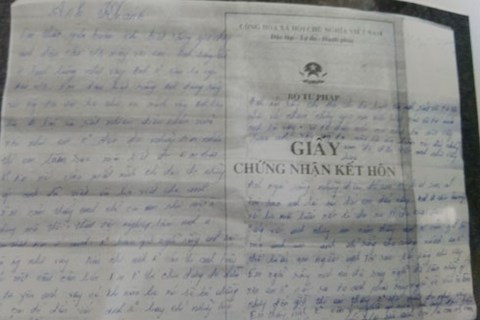 nut buoc tren chiec khan lat tay toi ac cua nguoi chong giet vo