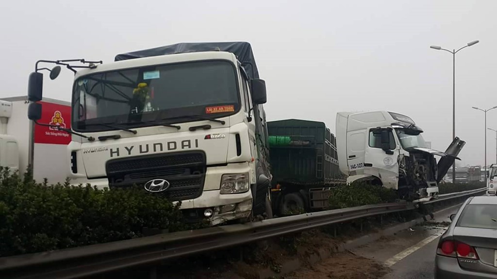 hien truong 3 xe container dam lien hoan cam dau xuong cau thanh tri