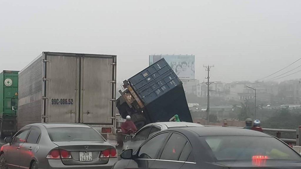 hien truong 3 xe container dam lien hoan cam dau xuong cau thanh tri