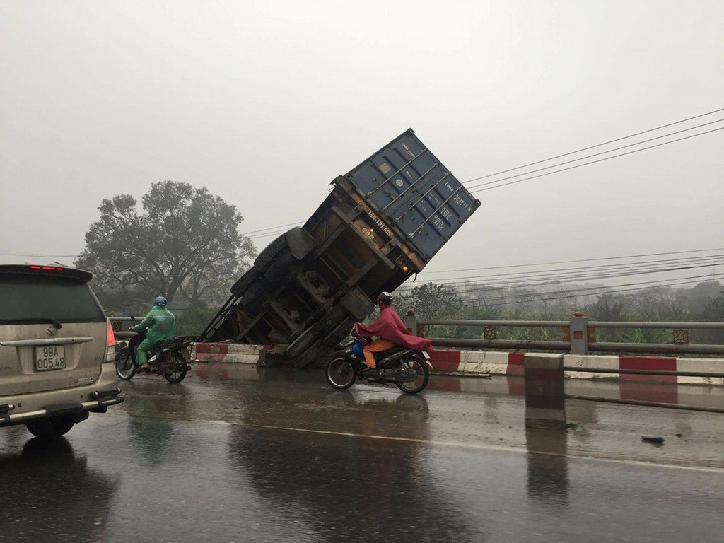 hien truong 3 xe container dam lien hoan cam dau xuong cau thanh tri