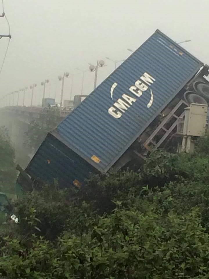 hien truong 3 xe container dam lien hoan cam dau xuong cau thanh tri