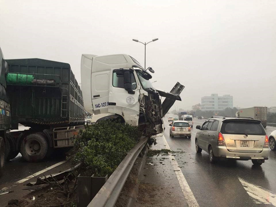 hien truong 3 xe container dam lien hoan cam dau xuong cau thanh tri