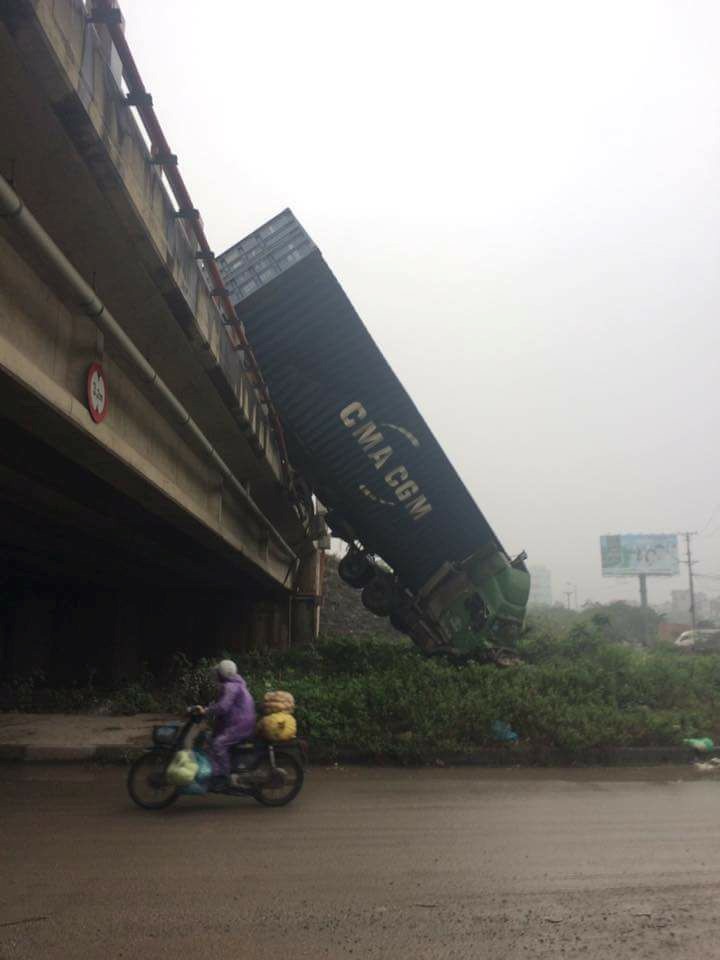 hien truong 3 xe container dam lien hoan cam dau xuong cau thanh tri