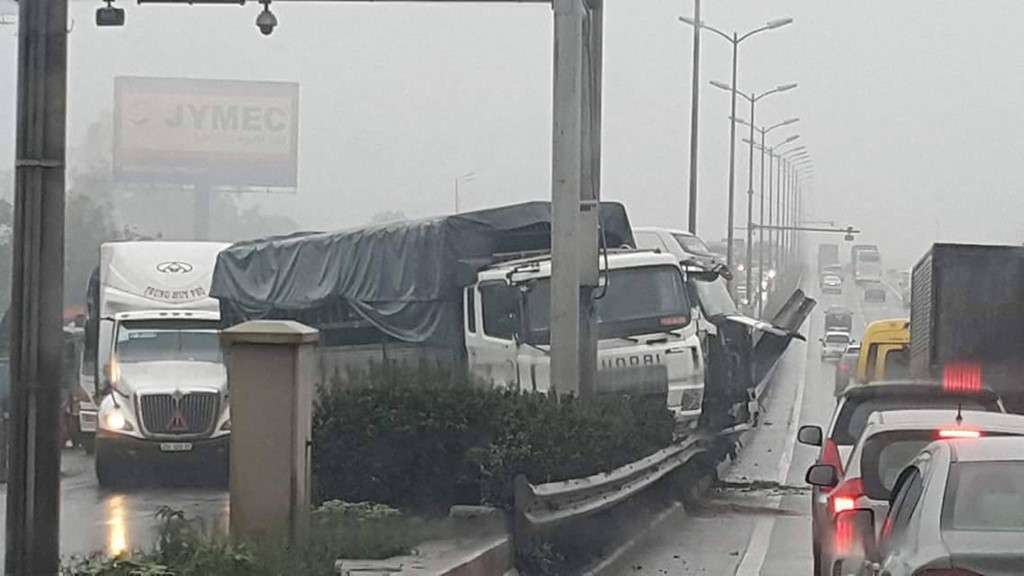 hien truong 3 xe container dam lien hoan cam dau xuong cau thanh tri