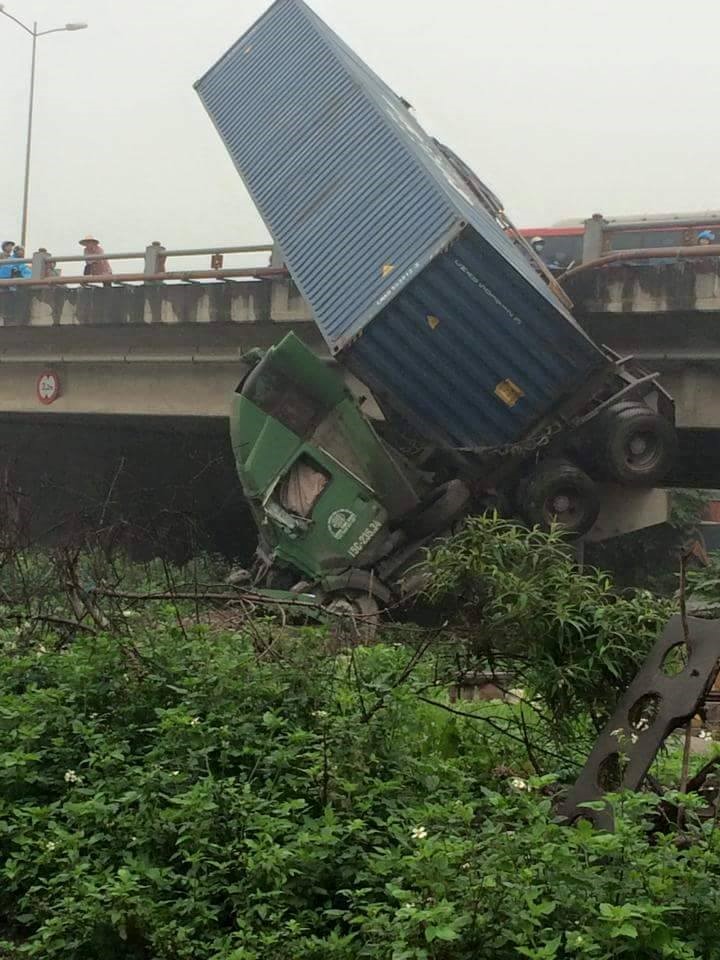 hien truong 3 xe container dam lien hoan cam dau xuong cau thanh tri