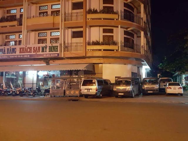chu khach san nhot xe thuong ta doi tinh boi thuong 100 cay vang