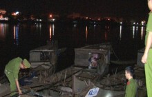 Bắt quả tang 3 thuyền khai thác cát trái phép trên sông Hương