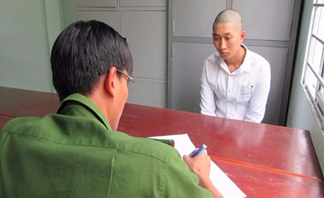 ga thanh nien gio tro dam o be gai 8 tuoi trong nha ve sinh