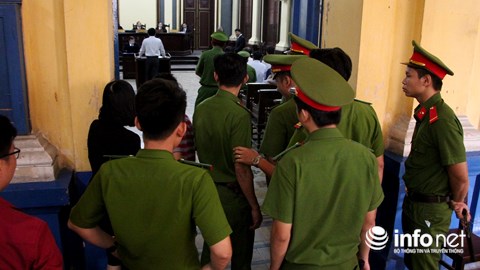 xu navibank luat su lon tieng cai chu toa canh sat xuat hien ngay truoc cua