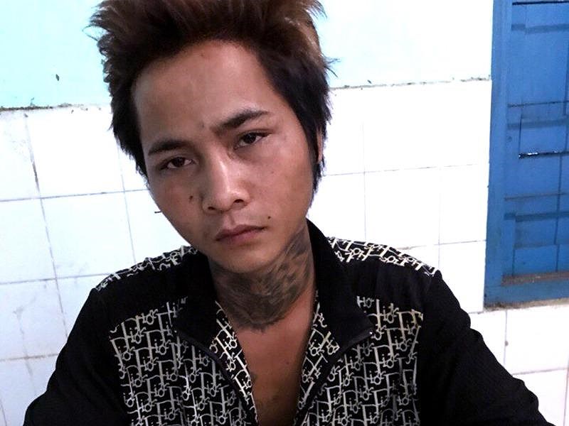 xin thuoc la xong roi gay su danh 2 cha con bat tinh