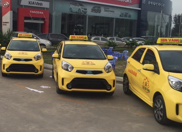 nhan vien san bay vinh bi lai xe taxi dung dao uy hiep