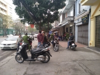 nhieu gio giai cuu thanh nien nghi ngao da treo len mai nha la het co thu